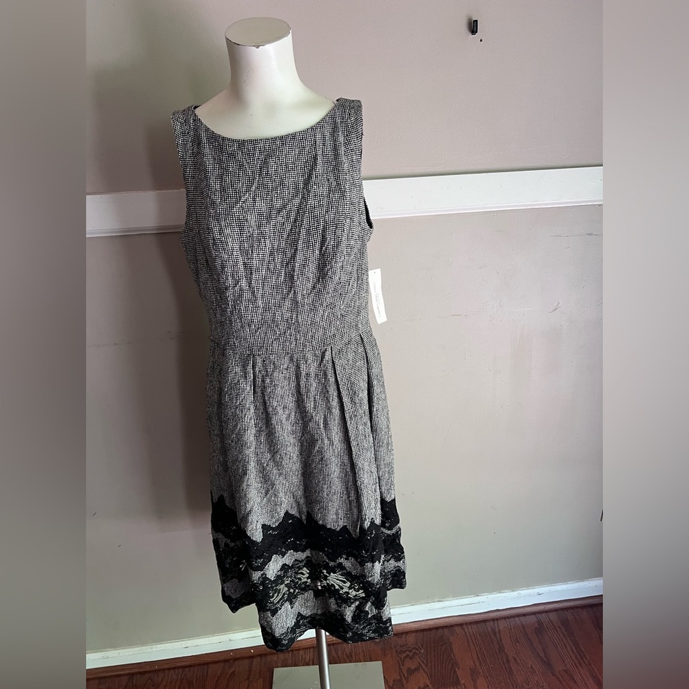 NWT Carmen Marc Valvo Gray Sleeveless Dress with Black Lace Hem